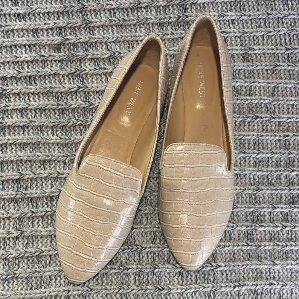NINE WEST Beige Croc-Embossed Classic Point
Toe Flats Loafers 10 Quiet Luxury